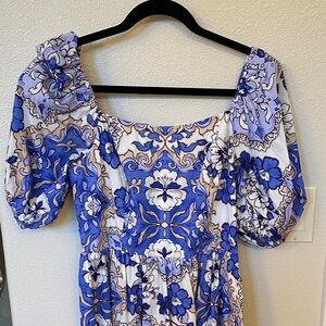 Vince Camino Floral Blue and White dress by Camuto. Size 6. NWOT
